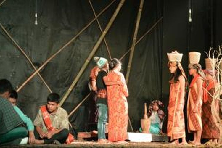 Salah satu aksi panggung Teater Rengget di Taman Budaya Medan, Sumatera Utara, Kamis (29/10/2015).