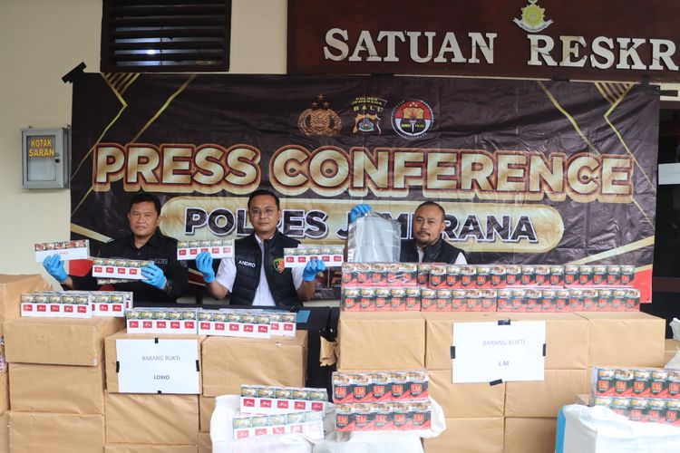Polisi menunjukkan ribuan bungkus rokok tanpa cukai yang ditemukan saat memeriksa kendaraan pikap yang terlibat kecelakaan maut, Rabu (12/7/2023) di Kabupaten Jembrana, Provinsi Bali. 