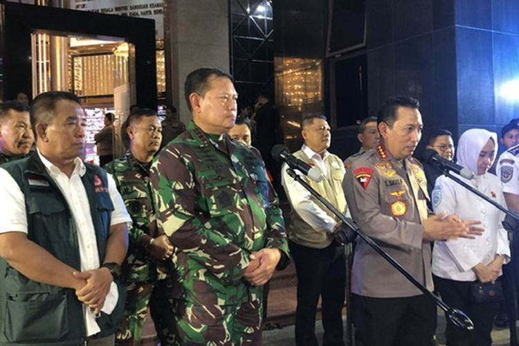 Kapolri Jenderal Listyo Sigit Prabowo bersama Panglima TNI Laksamana Yudo Margono di Polda Metro Jaya, Sabtu (31/12/2022).