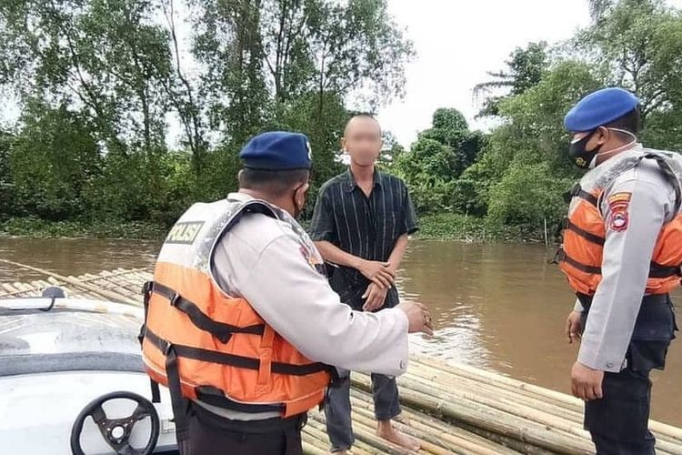 IR, warga Banjarmasin yang nekat ke Yogyakarta menggunakan rakit bambu dicegat petugas Polair Polresta Banjarmasin di Sungai Martapura, Jumat (9/1/2021). 