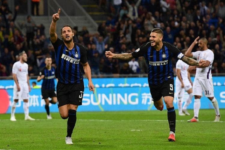 Mauro Icardi dan Danilo DAmbrosio merayakan gol Inter Milan ke gawang Fiorentina pada pertandingan Serie A Liga Italia di Stadion Giuseppe Meazza, 25 September 2018. 