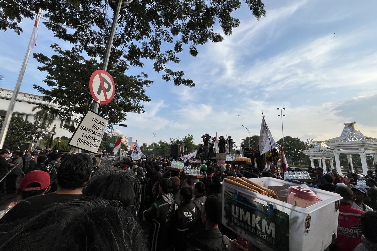situasi demonstransi di depan Kantor Gubernur Jawa Timur pada Selasa (20/5/2025).