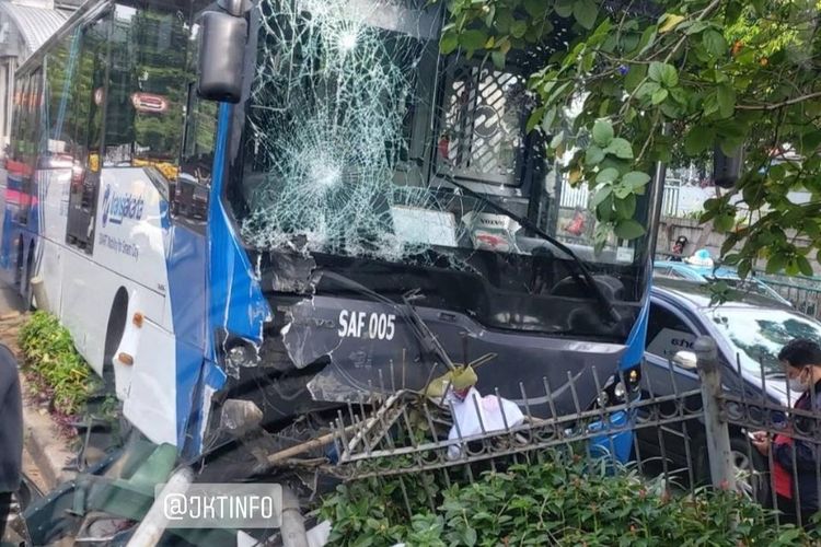 Bus Transjakarta mengalami kecelakaan di Jalan I Gusti Ngurah Rai, wilayah Duren Sawit, Jakarta Timur, Jumat (11/2/2022) pagi.  Bus menabrak pembatas jalan dan rambu. Tampak bus masuk taman di batas jalan. Kaca depan tampak remuk.