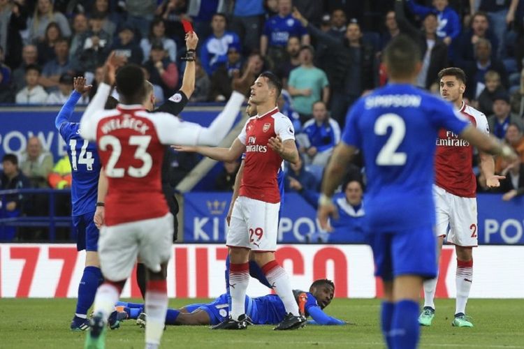 Bek Arsenal, Konstantinos Marvopanos, mendapat kartu merah langsung dari wasit seusai melanggar penyerang Leicester City, Kelechi Iheanacho, pada laga Premier League di Stadion King Power, 9 Mei 2018. 