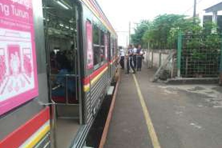 Masinis KA menunggu sinyal aman masuk Manggarai akibat kereta anjlok di depannya, Rabu (6/4/2016).