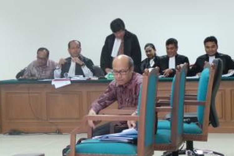 Ahli mesin Toto Hardianto bersaksi dalam sidang kasus dugaan tindak pidana pencucian uang terkait dugaan korupsi simulator SIM dengan terdakwa Inspektur Jenderal Djoko Susilo di Pengadilan Tindak Pidana Korupsi, Jakarta, Jumat (19/7/2013).
