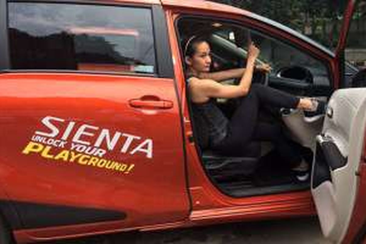 Nadya Putriani bersama Toyota Sienta