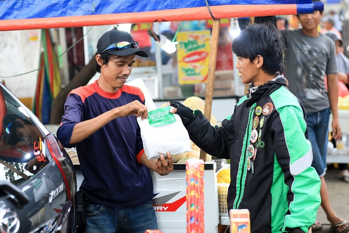 Sejumlah pengemudi ojek online membagikan takjil gratis kepada masyarakat umum dan pengendara di kawasan ITC Depok serta Stasiun Depok Baru, Senin (21/5/2018).