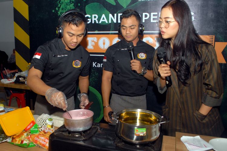 Dua juru masak kembar, Heru (kiri) dan Hari (tengah) saat memperkenalkan konsep Silent Cooking Demonstration di Foodciti - Citimall Sukabumi, Jawa Barat, Kamis (30/8/2018).
