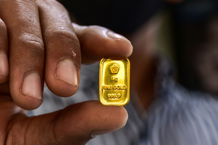 Seorang pegawai menunjukkan kepingan emas di sebuah toko perhiasan di Kota Pekanbaru, Riau, Selasa (28/7/2020). Harga emas PT Aneka Tambang (Persero) Tbk pada Selasa (28/7/2020) berada di angka Rp 1.022.000 per gram, posisi tertinggi sepanjang masa emas Antam diperjualbelikan.
