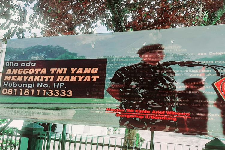 Spanduk yang memuat foto seorang pria berseragam loreng bertuliskan nama Mayjen TNI Kunto Arief Wibowo dengan jabatan Dangartap II/Bandung. Dalam spanduk tersebut ada tulisan Bila ada Anggota TNI yang Menyakiti Rakyat Hubungi No Hp 081181113333.