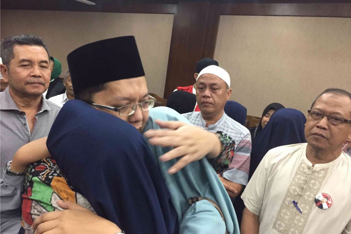 Alfian Tanjung berpelukan dengan anak-anaknya setelah divonis bebas oleh majelis hakim pada sidang yang digelar di Pengadilan Negeri Jakarta Pusat, Rabu (30/5/2018).
