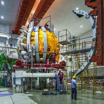 Foto dokumen yang diabadikan pada 19 Juli ini memperlihatkan para staf Southwestern Institute of Physics di China National Nuclear Corporation (CNNC) sedang bekerja di lokasi instalasi HL-2M Tokamak, matahari buatan generasi baru milik China, di Chengdu, Provinsi Sichuan, China. HL-2M Tokamak mulai dioperasikan pada Jumat (4/12/2020) dan berhasil melakukan pelepasan plasma pertamanya, menurut CNNC.