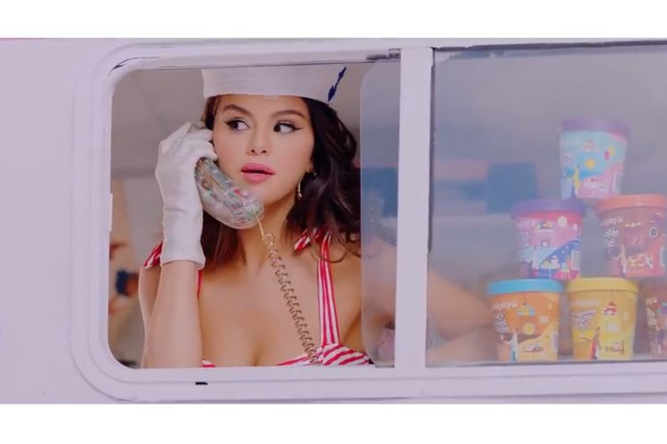 Selena Gomez dalam video klip Ice Cream.
