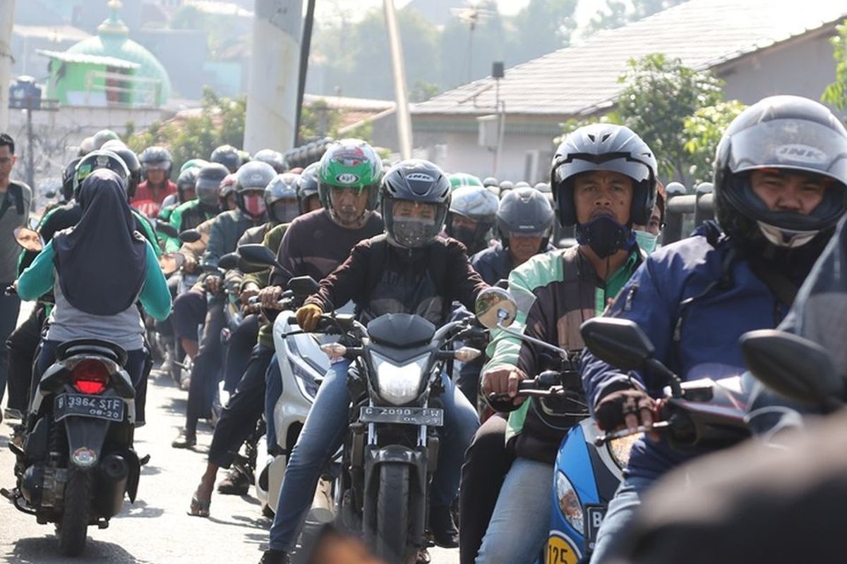 Ilustrasi menyalakan lampu motor pada siang hari.
