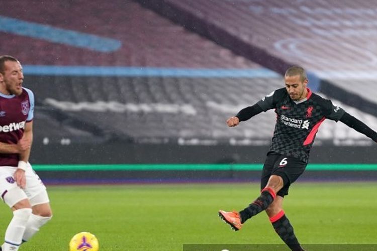 Gelandang Liverpool, Thiago Alcantara, melepaskan tendangan dalam duel Premier League 2020-2021 menghadapi West Ham di Stadion London, 31 Januari 2021.