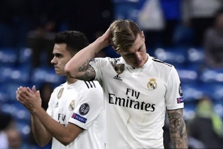 Toni Kroos dan Sergio Reguilon tampak kecewa dengan hasil akhir laga Real Madrid vs Ajax Amsterdam di Stadion Santiago Bernabeu dalam babak 16 besar Liga Champions, 5 Maret 2019. 