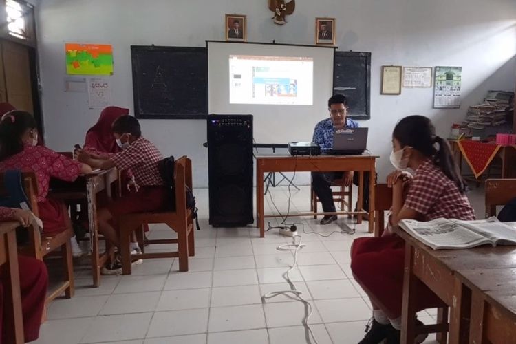 Juni Tri Setiyono, guru kelas 6 SDN Danawarih 03, Tegal, Jawa Tengah, menggunakan aplikasi Canva Edu untuk mengajarkan kepada siswa menggambar poster yang mengangkat tema ?Cara Menyikapi Masa Pubertas?.