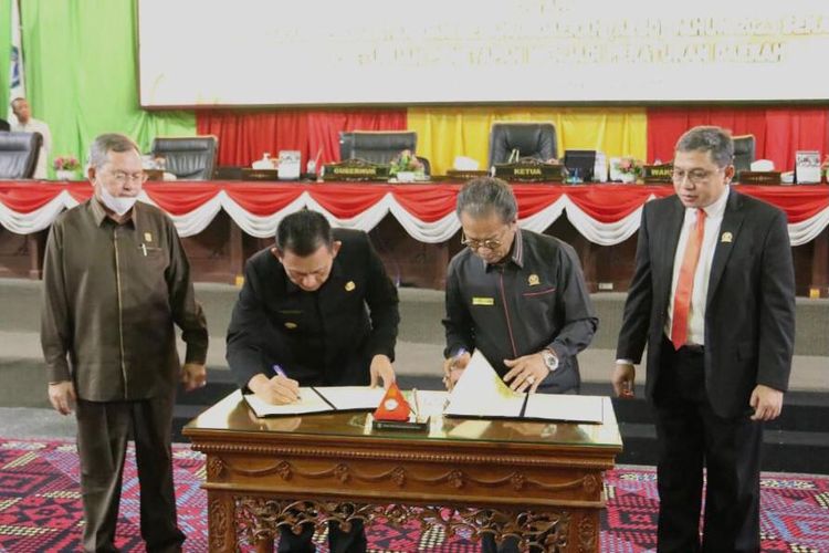 Gubernur Kepri, Ansar Ahmad dan Ketua DPRD Kepri, Jumaga Nadrak menandatangani hasil penetapan APBD TA 2023, Rabu (23/11/2022).
