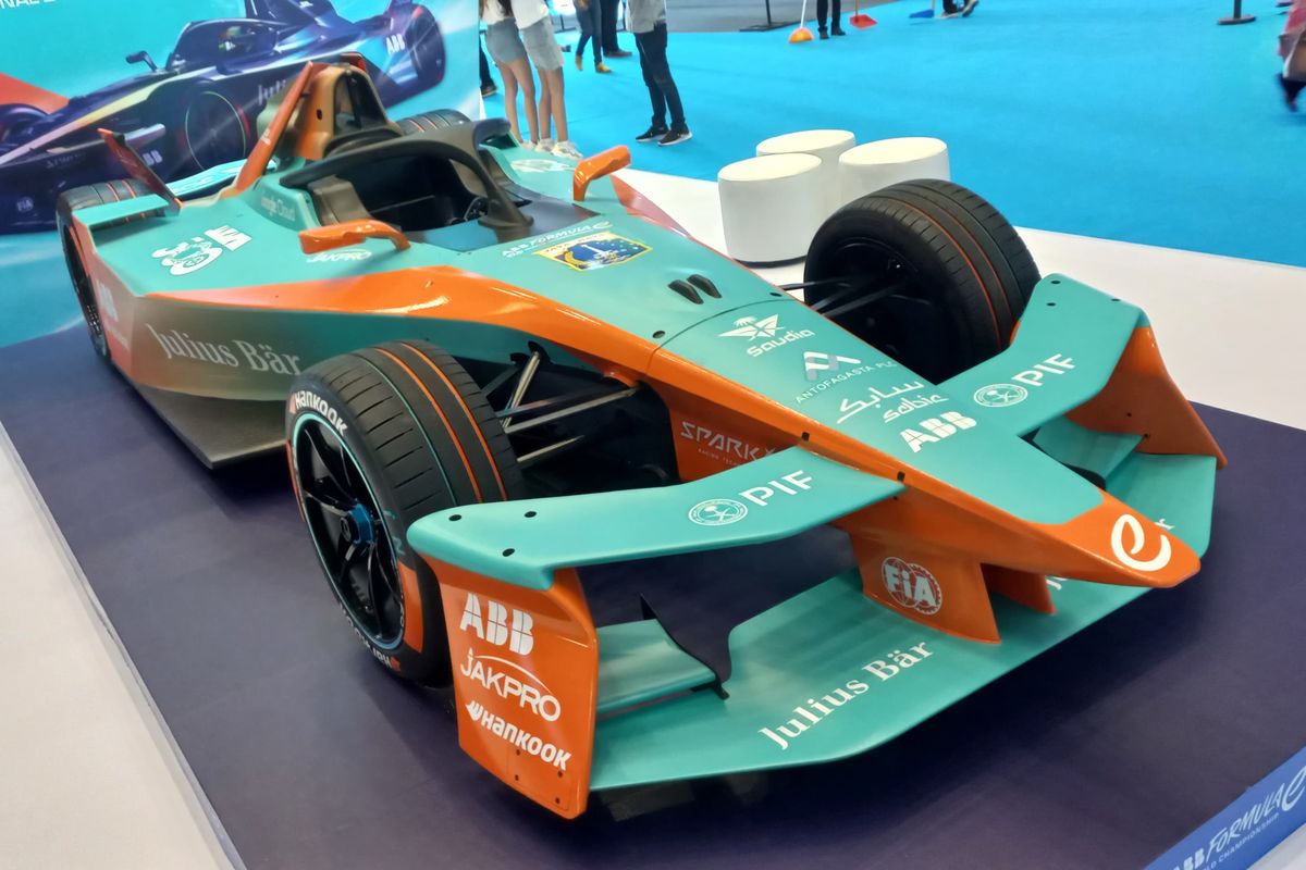 Replika mobil balap listrik Formula E Gen3 Evo pada PEVS 2025