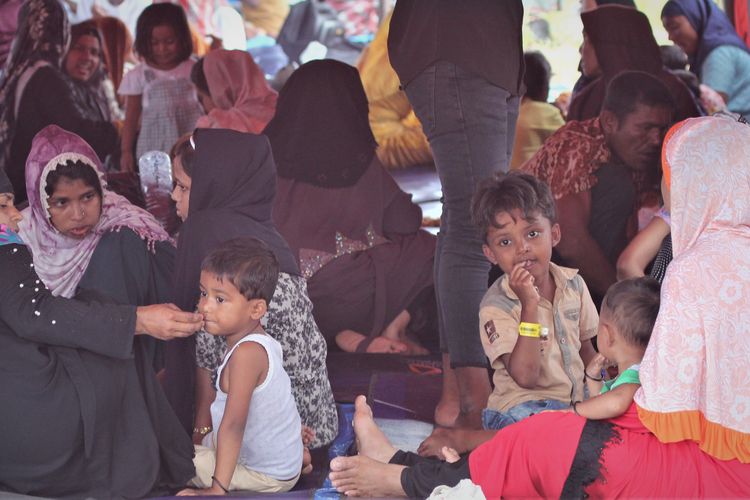 Pengungsi Rohingya saat berada di tenda pengisian Pantai Mercusuar di Desa Karang Gading, Kecamatan Labuhan Deli, Kabupaten Deli Serdang, Sumatera Utara, Minggu (7/1/2024) 
