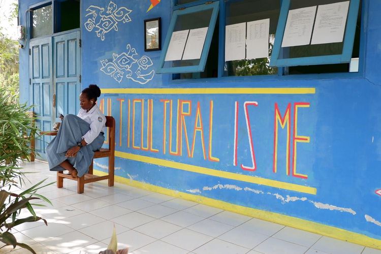 Seorang siswa asal Papua sedang duduk di depan kelasnya di SMK Bakti Karya Parigi, Pangandaran, Jawa Barat.