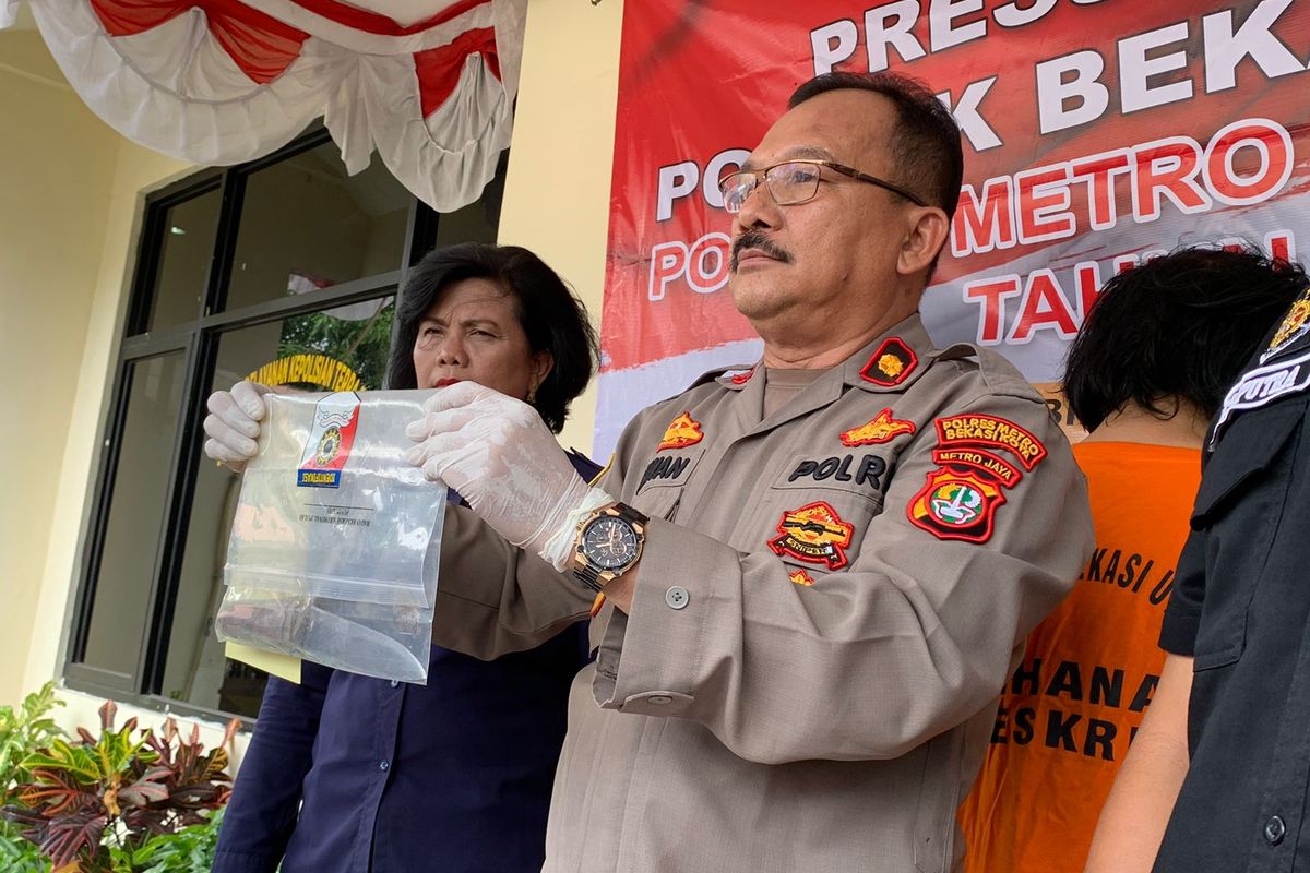 Kapolsek Bekasi Utara Kompol Arwan menunjukkan barang bukti pisau dapur yang digunakan WP (37) untuk menusuk S (45) seorang kuli bangunan saat jumpa pers di Polsek Bekasi Utara, Rabu (2/8/2023). WP menusuk S di Perum Villa Mas Garden, Bekasi Utara, Selasa (1/8/2023) sore.