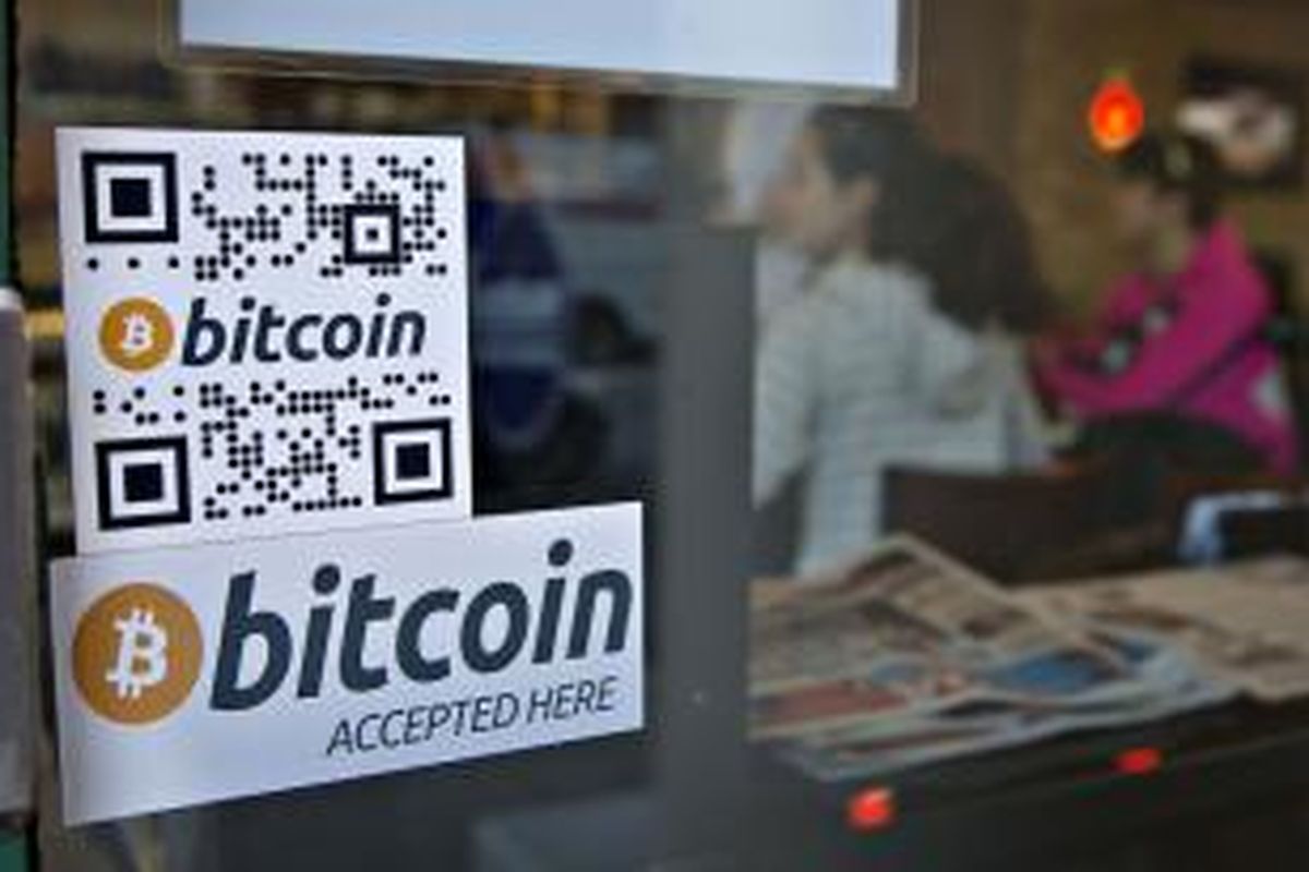 Penanda pada jendela mempromosikan mesin ATM Bitcoin