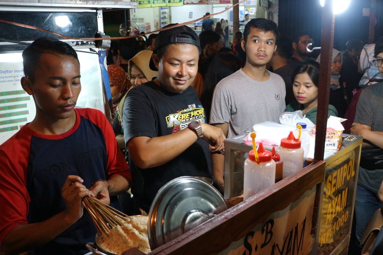 Pedagang sempol yang dikerubungi pelanggan saat berjualan di Pasar Lama Tangerang