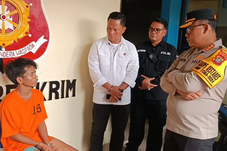 Zannahli Kaylata (18) saat mengikuti konferensi pers di Polsek Medan Helvetia pada Senin (4/11/2024).