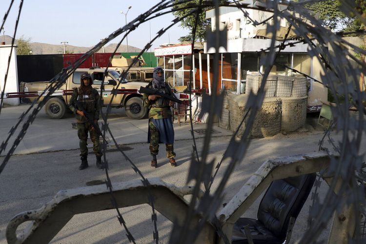 Taliban berjaga di pos pemeriksaan dekat gerbang Bandara Internasional Hamid Karzai di Kabul, Afghanistan, Sabtu, 28 Agustus 2021. 