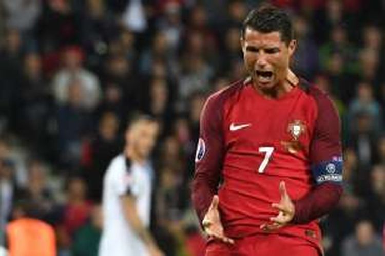 Ekspresi Cristiano Ronaldo saat gagal memanfaatkan peluang, dalam laga Piala Eropa 2016 kontra Austria di Parc des Princes, Paris, Sabtu (18/6/2016) waktu setempat.