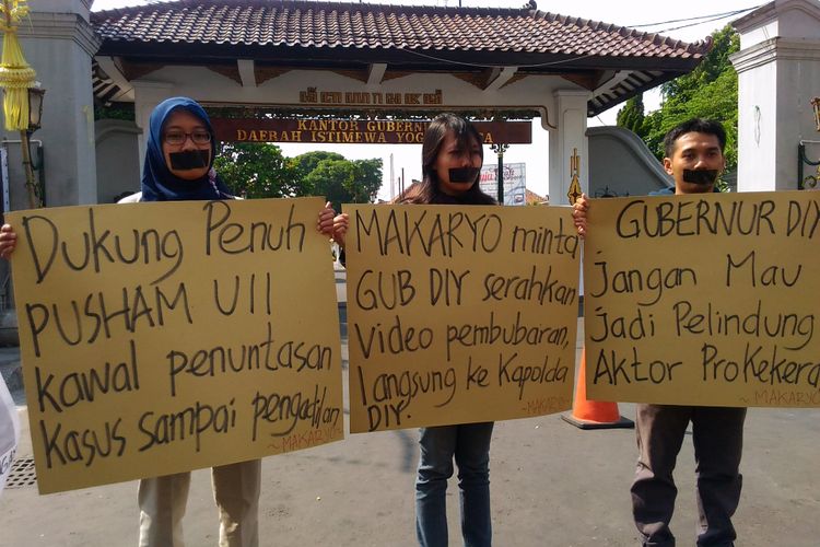 Aktivis Masyarakat Anti Kekerasan Yogyakarta (Makaryo) melakukan aksi diam di depan kantor Gubernur DIY, Jalan Malioboro, Kota Yogyakarta, Selasa (16/5/2017)