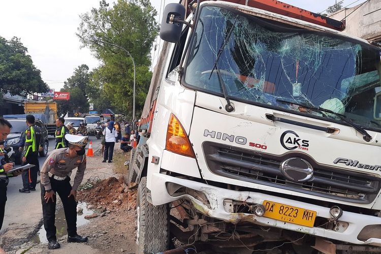 Polisi periksa kondisi truk yang menabrak lampu lalu lintas di Perempatan Karangjati, Kabupaten Blora, Jawa Tengah, Selasa (14/3/2023)