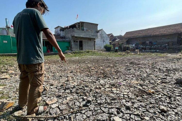 Kondisi kolam penampungan air di Kampung Warung Cina, Desa Linggar, Kabupaten Bandung, Jawa Barat, yang dilanda kekeringan sejak dua bulan lalu, Selasa (29/8/2023).