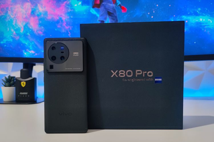 Vivo X80 Pro dan kotak kemasannya.