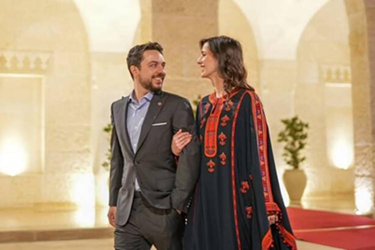 Crown Prince Al-Hussein bin Abdullah II membagikan momen istrinya, Princess Rajwa mengenakan abaya hitam bordir melalui Instagram.