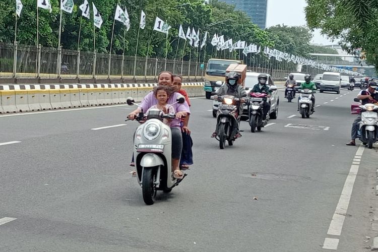 Pengendara motor bonceng anak di depan