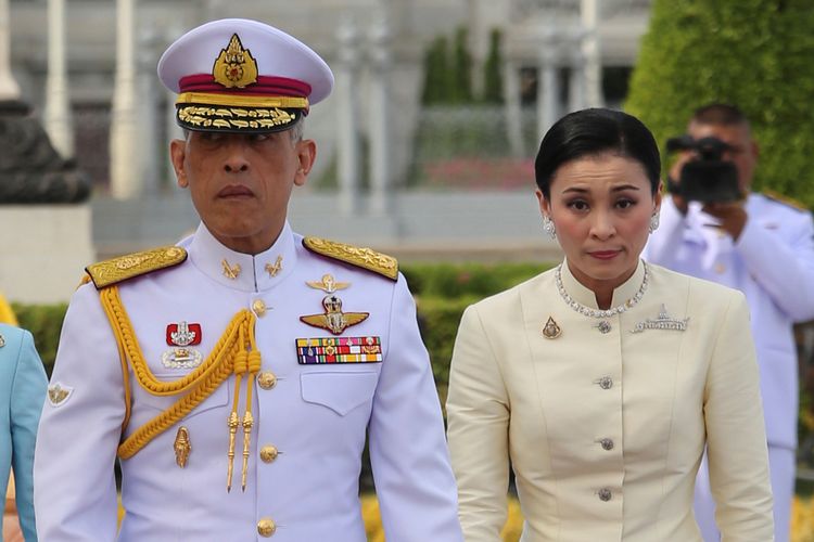 Raja Thailand Maha Vajiralongkorn dan Permaisuri Ratu Suthida meninggalkan tempat berisi Patung Raja Rama V setelah memberikan penghormatan jelang upacara penobatannya di Bangkok pada Kamis (2/5/2019).
