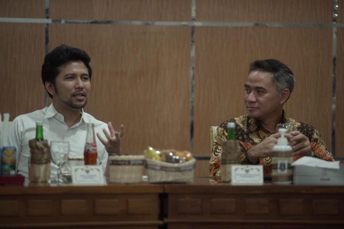 Wakil Gubernur Jawa Timur (Jatim) Emil Dardak dan Direktur Jenderal Pendidikan Vokasi Wikan Sakarinto dalam FGD pendirian SMK Animasi Super dan Pembentukan Rantai Nilai antara pendidikan vokasi dan dunia kerja bidang animasi di Indonesia, serta penerapan Common ASEAN Tourism Curriculum (CATC) bagi SMK di Kota Malang, Sabtu (10/4/2021).
