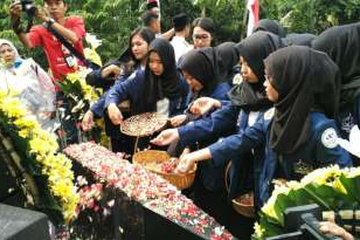 Civitas Universitas Trisakti melakukan napak tilas di tugu 12 Mei 1998 dalam rangka memperingati 18 tahun Tragedi Trisakti, Kamis (12/5/2016).