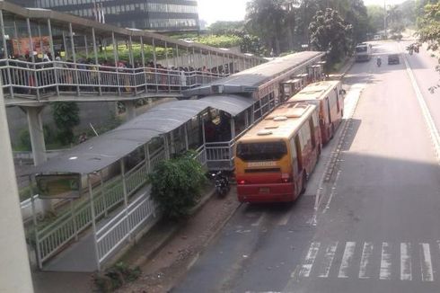 Antrean Transjakarta Jurusan Ragunan 200 Meter di Dukuh Atas 