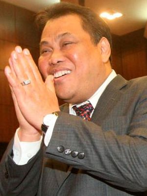 Ketua MK Arief Hidayat (kiri) usai Rapat Pleno Pemilihan Ketua Mahkamah Konstitusi (MK) Periode 2015-2017 di Gedung MK, Jakarta, Senin (12/1/2015). Arief terpilih secara aklamasi sebagai Ketua MK untuk menggantikan Hamdan Zoelva yang telah habis masa jabatannya sebagai hakim MK.