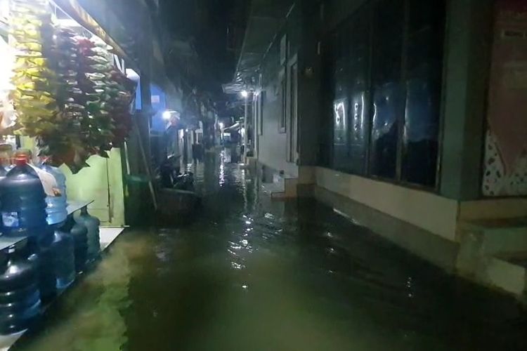 Banjir Rob Rendam Muara Angke Malam Ini, Ketinggian Air Capai 55 Cm