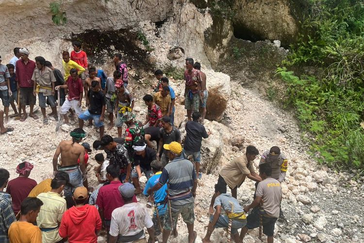Ayah dan 3 Anak Tertimbun Longsor di Sumba Barat Daya, Dua Bocah Masih Hilang