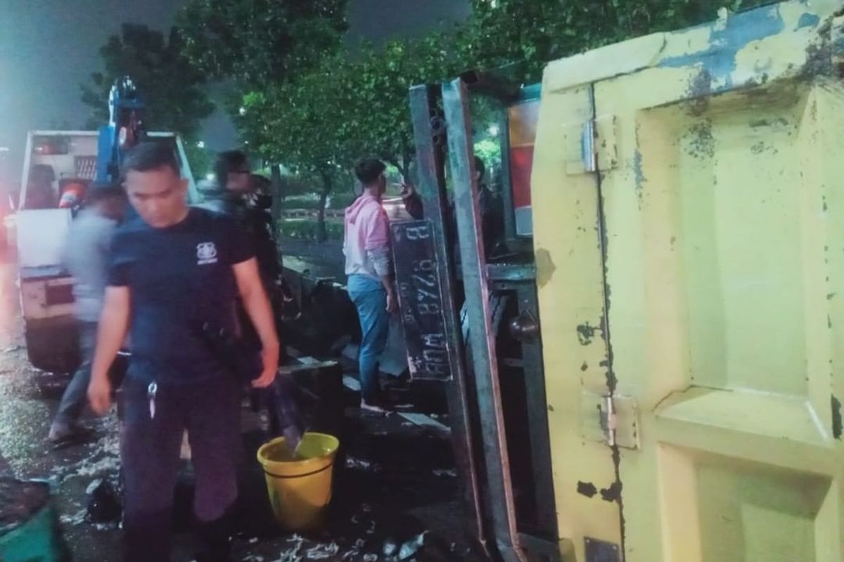 Sebuah kecelakan tunggal terjadi pada  truk pengangkut ikan di Jalan S. Parman dekat Gedung Wisma Asia BCA, Slipi, Palmerah, Jakarta Barat, pada Jumat (4/2/2022) dini hari.