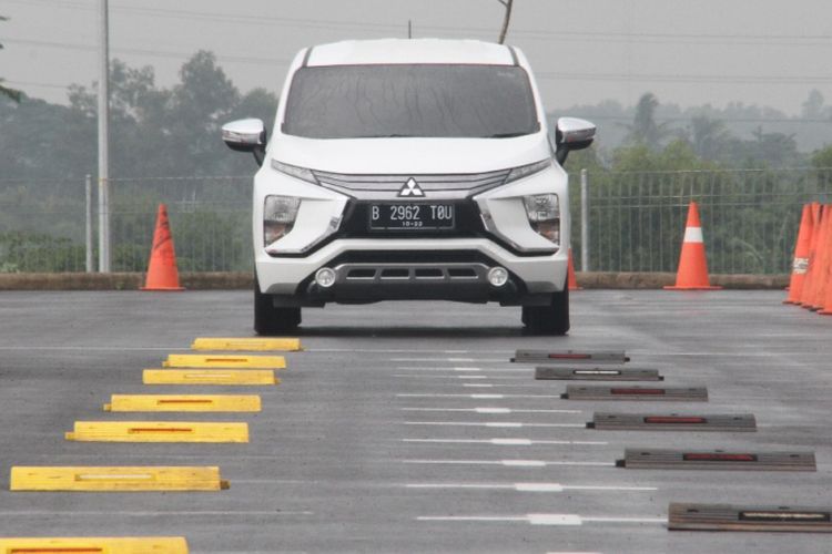 Test drive Mitsubishi Xpander untuk blogger dan komunitas di Pabrik Mitsubishi.