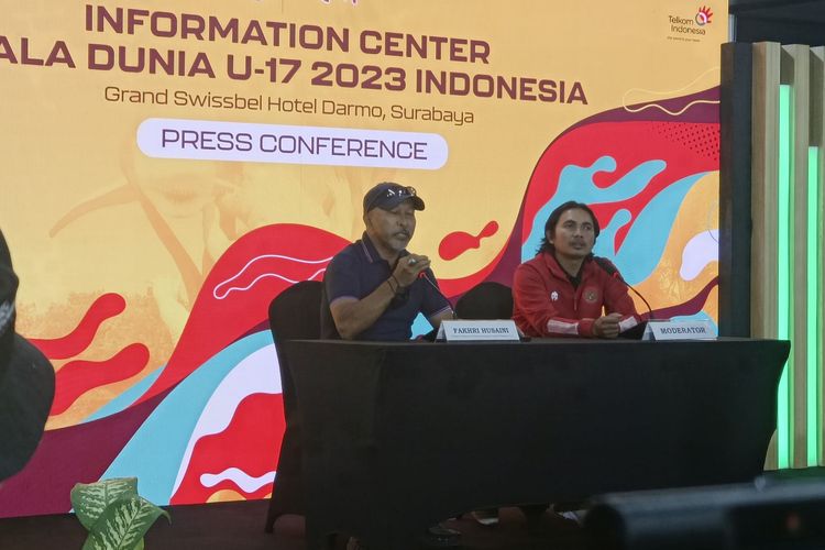 Mantan kapten timnas Indonesia, Fakhri Husaini, saat menghadap para jurnalis yang berkumpul di Media Information Center Surabaya pada Selasa (14/11/2023) siang WIB.