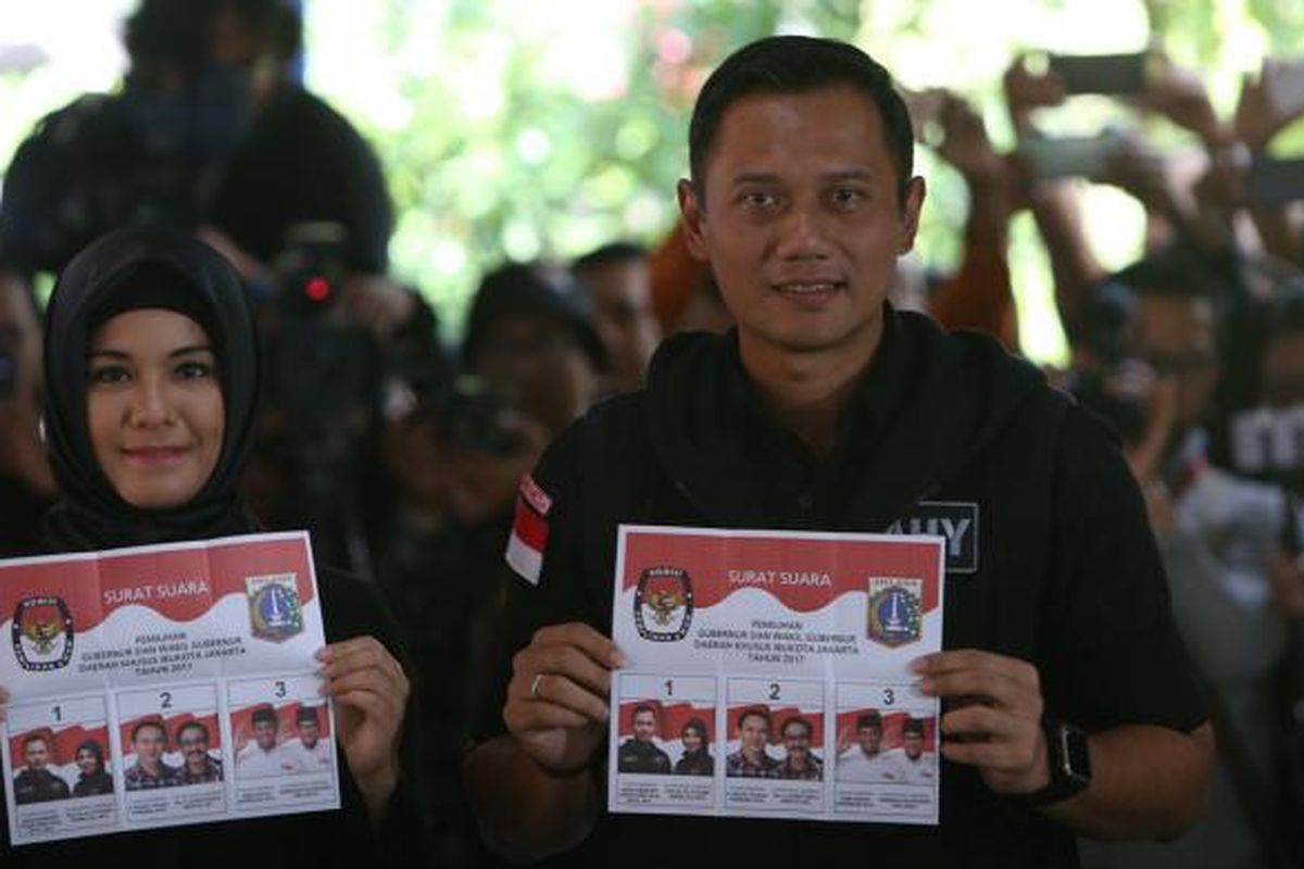 Calon Gubernur DKI Jakarta 2017 No Urut 1 Agus Harimurti Yudhoyono dan Anisa Pohan (istri) akan melakukan pencoblosan di TPS 06 Taman Cibeber, Rawa Barat, Jakarta Selatan, Rabu (15/02/2017). Pemilihan kepala daerah dilakukan secara serentak pada hari ini di seluruh Indonesia.