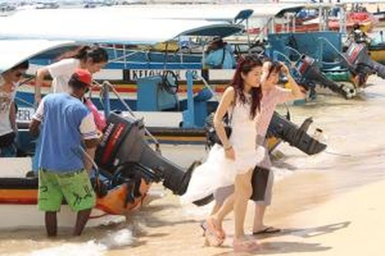 Wisatawan usai mengunjungi Pulau Penyu, di Tanjung Benoa, Bali.